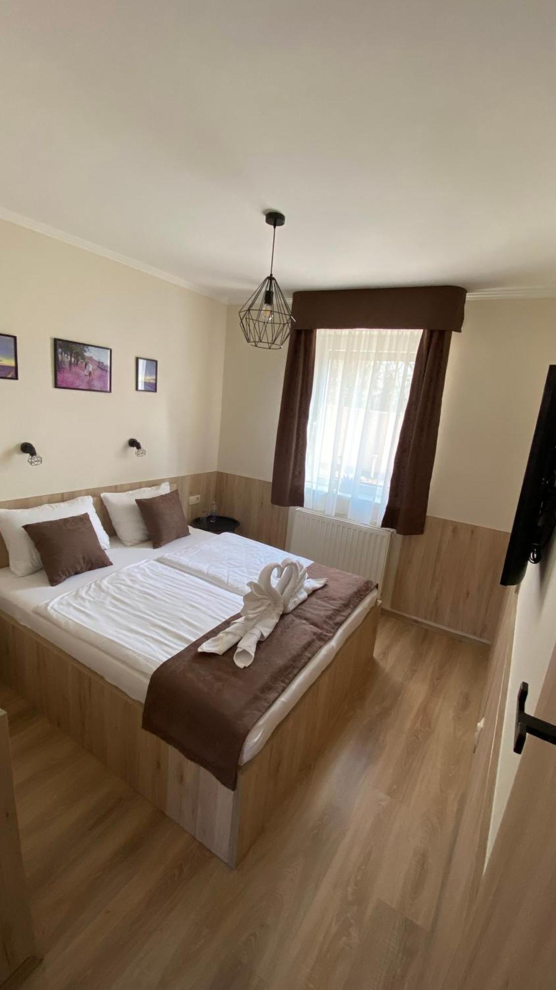 Levendula Vendeghaz Hotel Gyor Exterior photo
